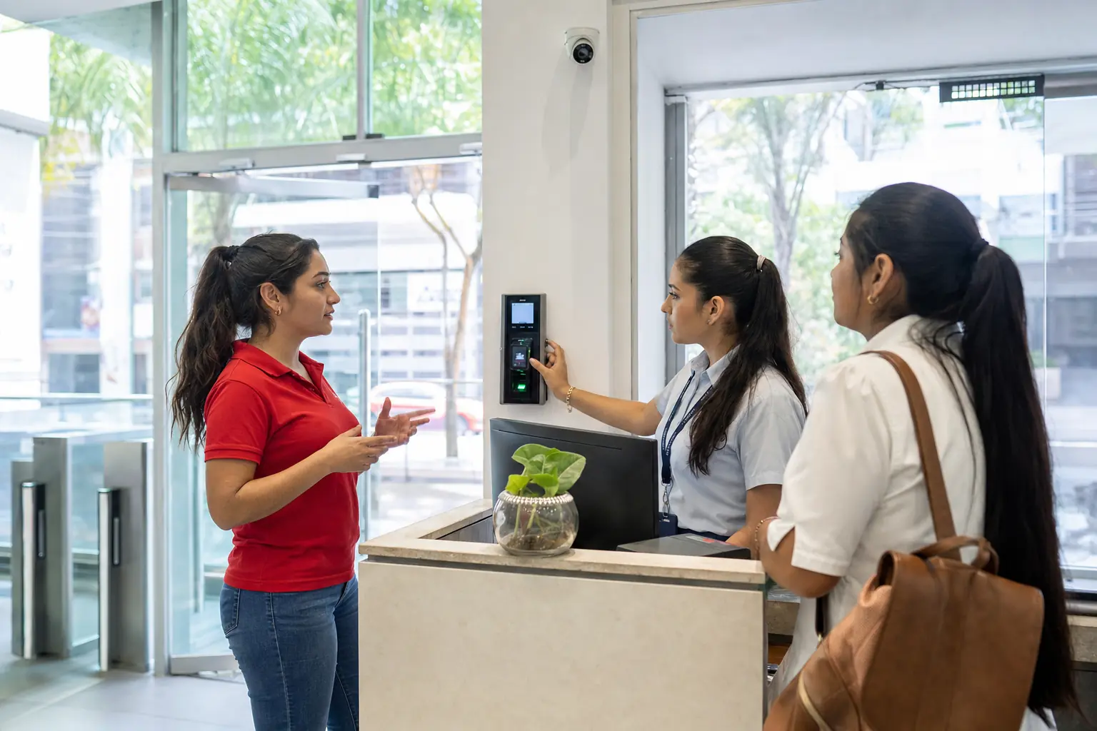 Escena ilustrativa de la verificación de una visita en la recepción de un edificio corporativo